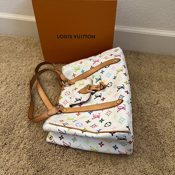 LV Aurelia bag bundle with heart bag charm and clover necklace. Box not included - Picture 4 of 8